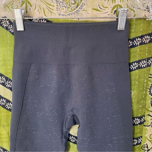 Lululemon Blue Tied/ White Free To Flow 7/8 Tight Size 2 - Picture 4 of 15